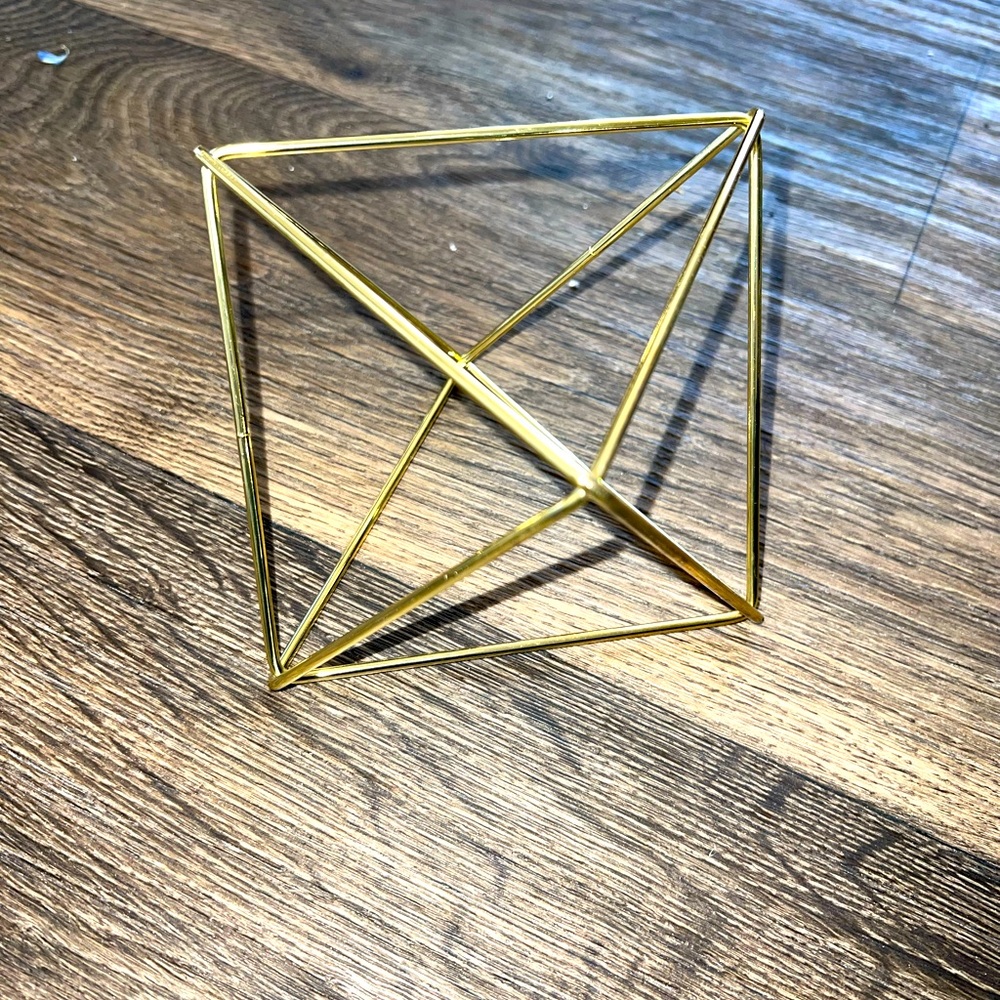 Gold geometric centerpiece - white roses